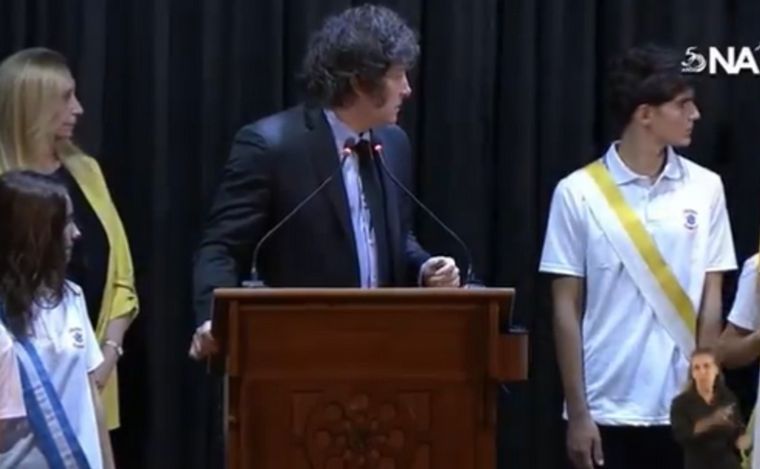 durante un acto de milei dos alumnos terminaron en el piso que paso video