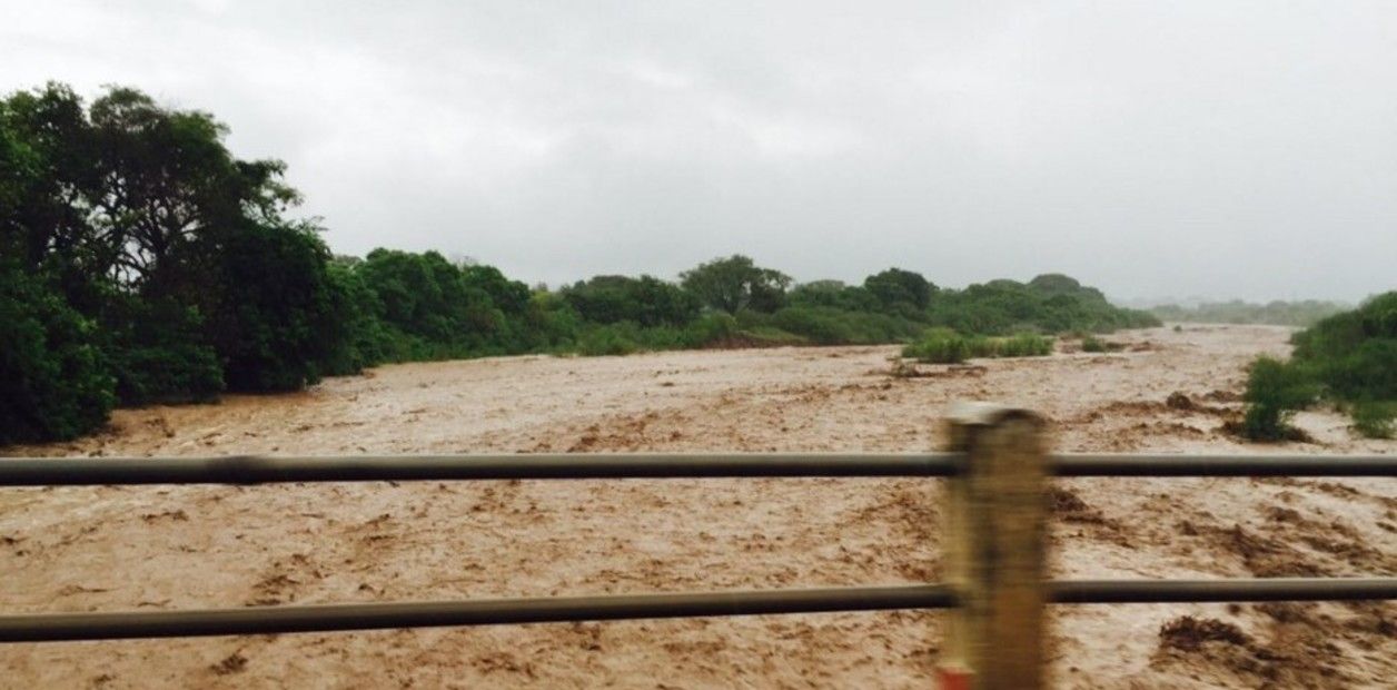 metan por el fuerte temporal un auto termino arrastrado por la corriente del rio y termino bajo un puente