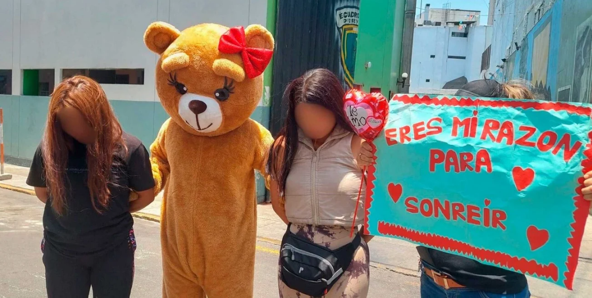 insolito un policia se disfrazo de osito de peluche para atrapar a una narco