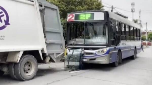 colectivo choco contra un camion recolector hubo heridos entre ellos varios ninos