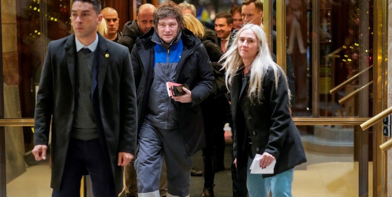 milei llego a oslo vestido con el mameluco de ypf