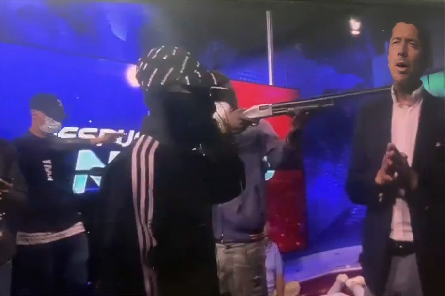 ecuador panico cuando una banda armada intento secuestrar un canal de tv al aire video