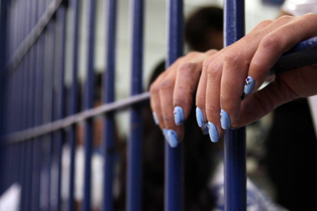 se hizo pasar por viuda y se quedo con todo la condenaron por estafar al hermano de su ex