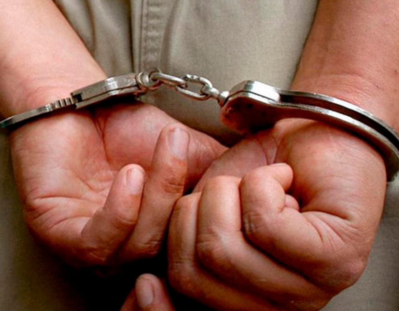 oran condenan a dos piperos por apunalar y robar a un policia