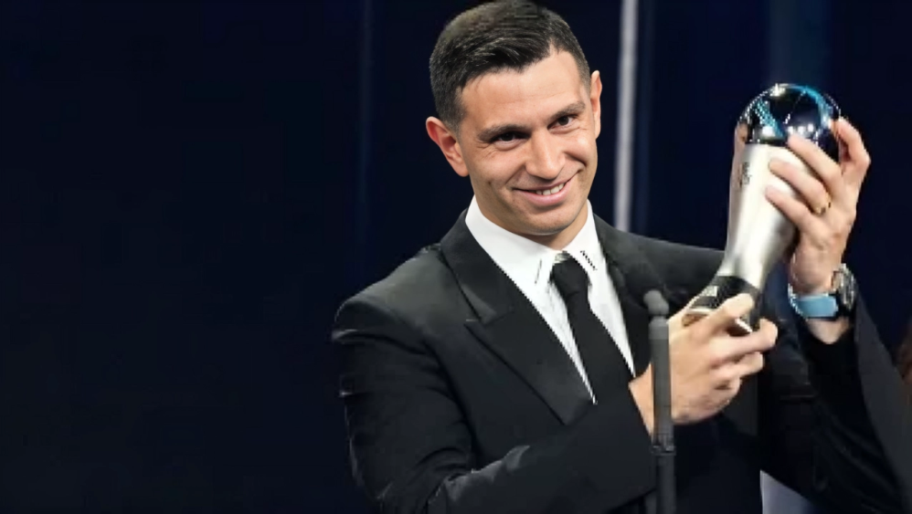 dibu martinez gano el premio the best al mejor arquero del mundo