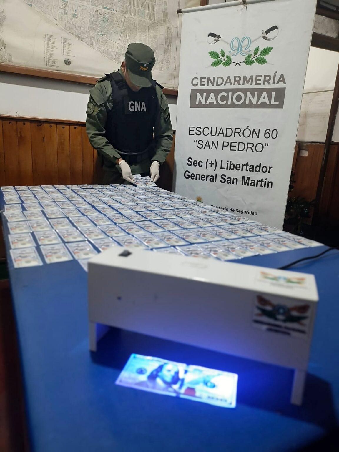 jujuy detuvieron a dos mujeres que ocultaban mas de 10 mil dolares falsos bajo la ropa