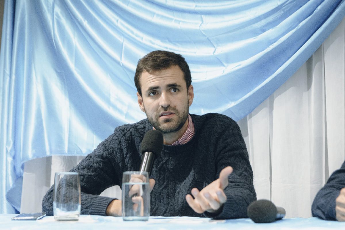 no sabe como llamar la atencion paga a influencers y traiciona a los amigos que le dieron estatus