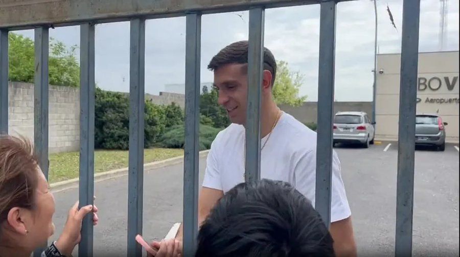 llego el dibu a la argentina y apenas bajo del avion hizo felices a unos hinchas video