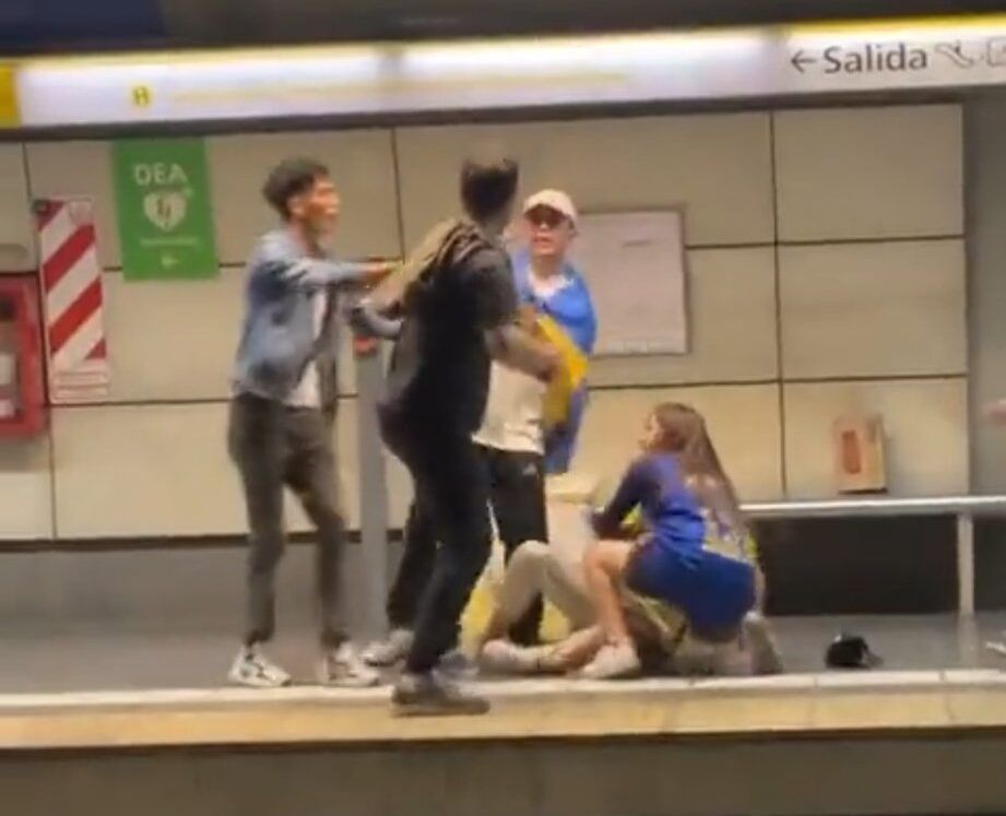 pinas entre una familia de boca y un hincha de river ninos terminaron llorando en el subte