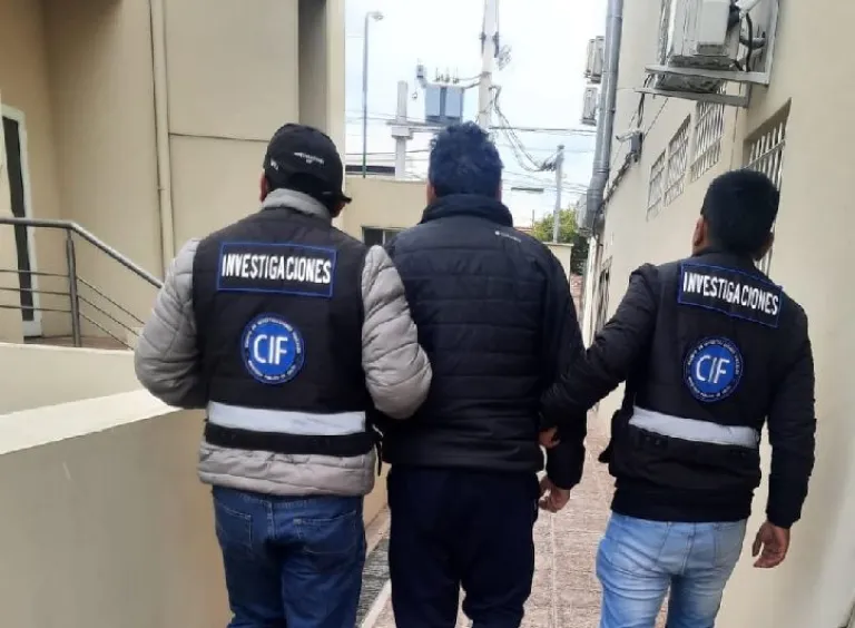 a juicio el cajero de la caja de abogados por fraude