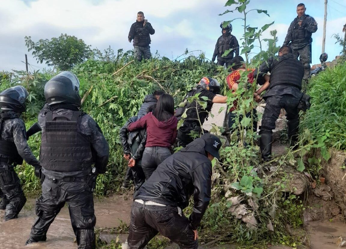de pelicula robaron una camioneta y los atraparon tras una persecucion por el rio