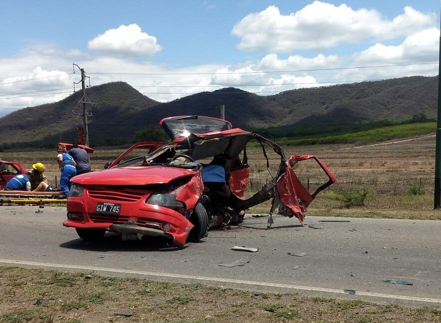 increible choque frontal en el acceso norte dejo una victima fatal y tres heridos graves