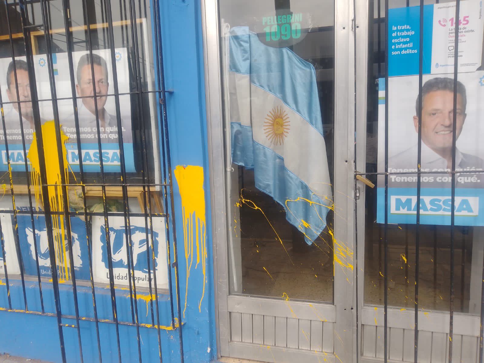atacaron la sede del peronismo de calle zuviria piedras pintadas y carteles rotos video