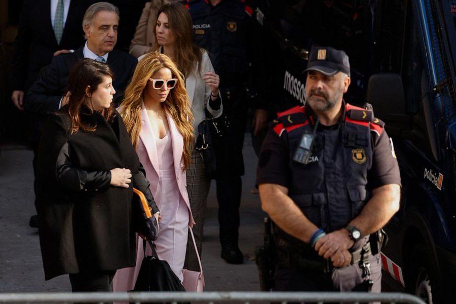 shakira acepto que defraudo a la hacienda espanola pagara una multa de siete millones video