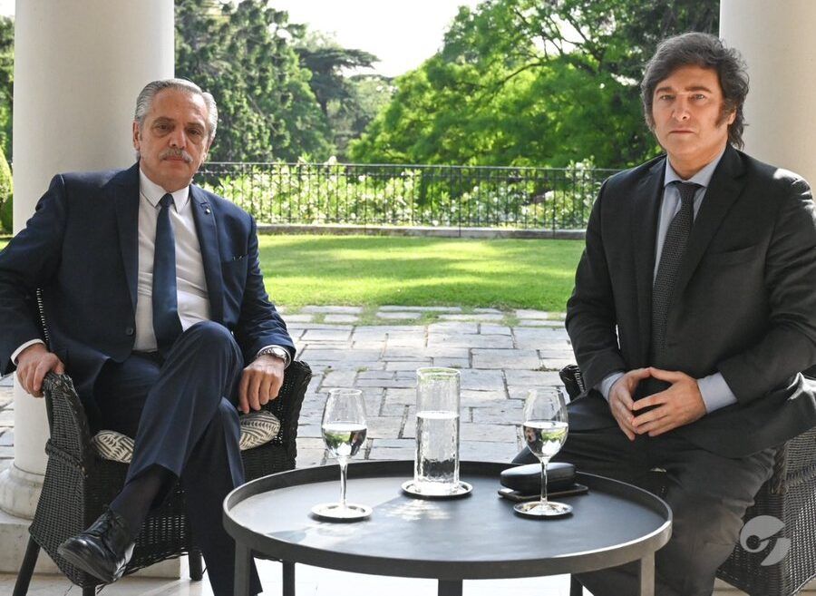 la foto de transicion javier milei se reunio con alberto fernandez en olivos