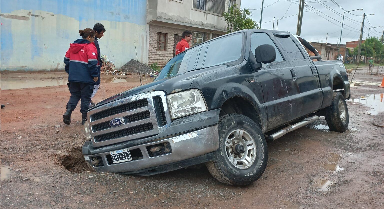 bomberos intentaron rescatar una camioneta atascada y termino hundida en el pavimento video