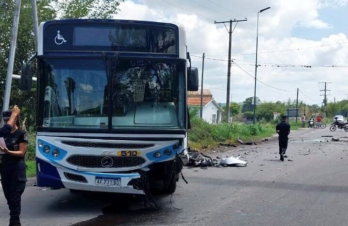 en visperas de navidad un colectivo de saeta se llevo puesto un auto