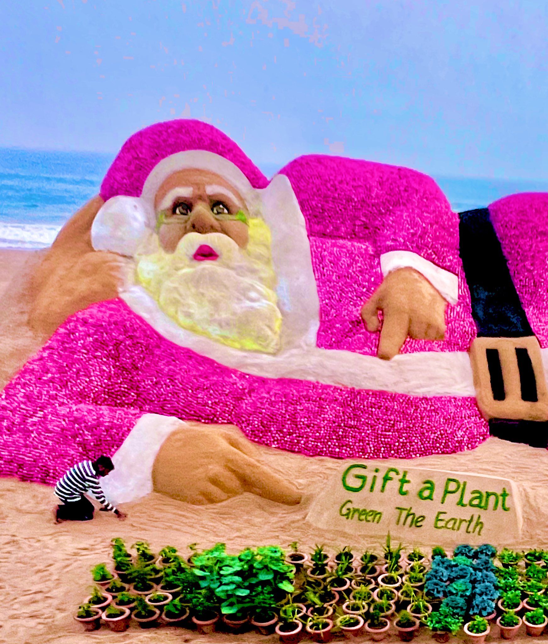 construyeron la escultura de papa noel mas grande del mundo con cebollas y arena en la india video