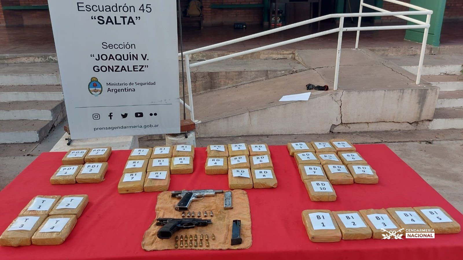j v gonzalez llevaban 20 kg de cocaina escondidos en el baul del auto