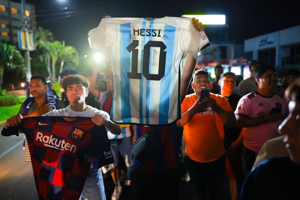 locura en el salvador por la llegada de messi con el inter video