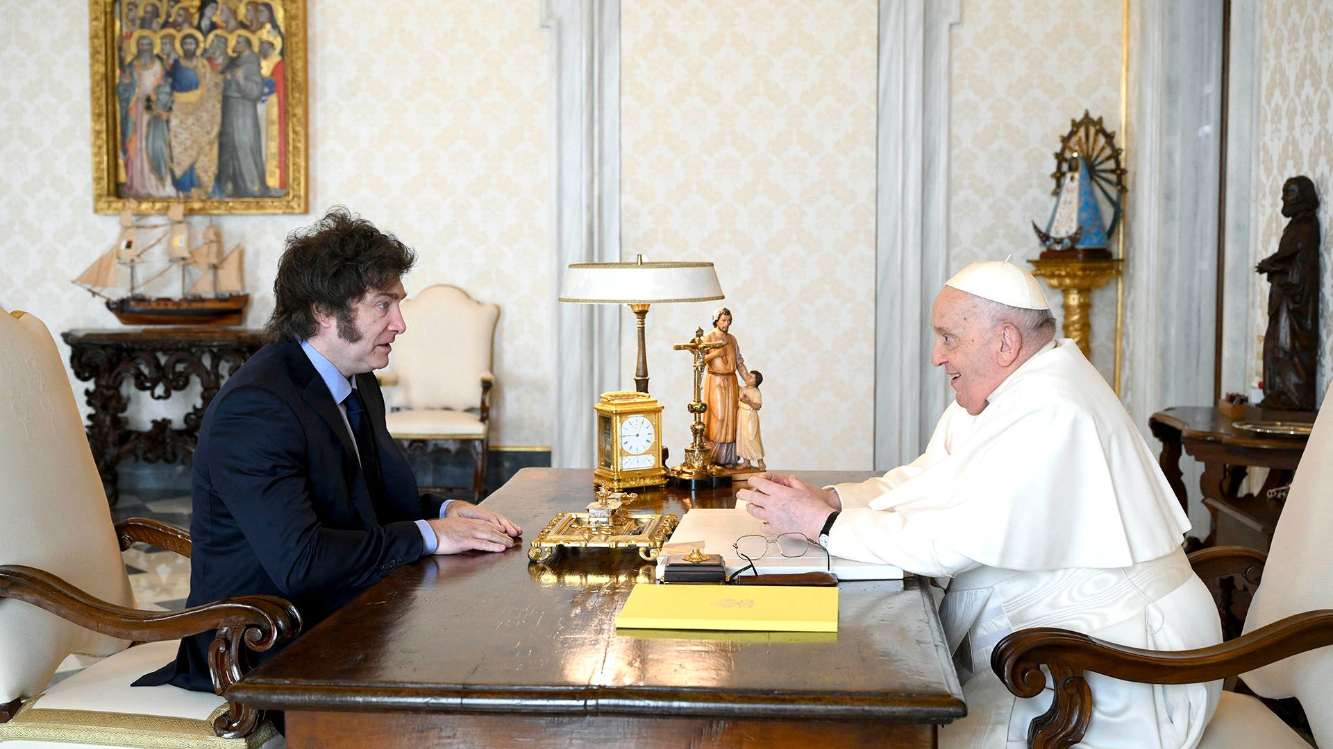 milei y el papa dialogaron sobre la crisis economica y la visita a argentina