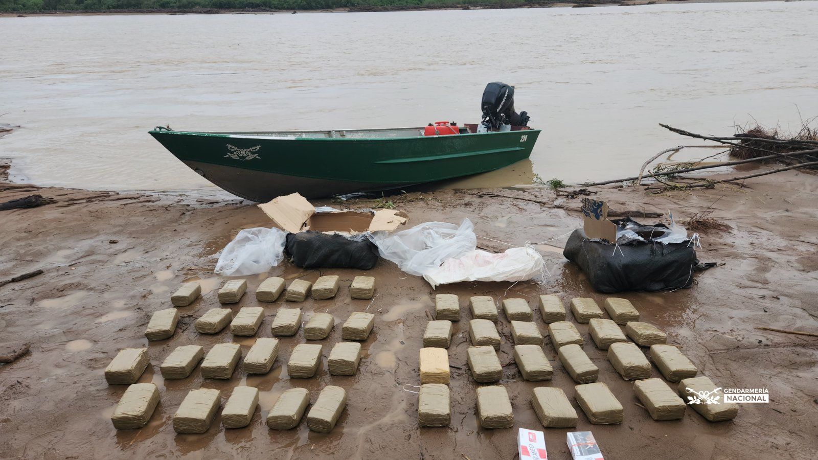 oran intentaron cruzar el rio bermejo arriba de dos bultos de marihuana