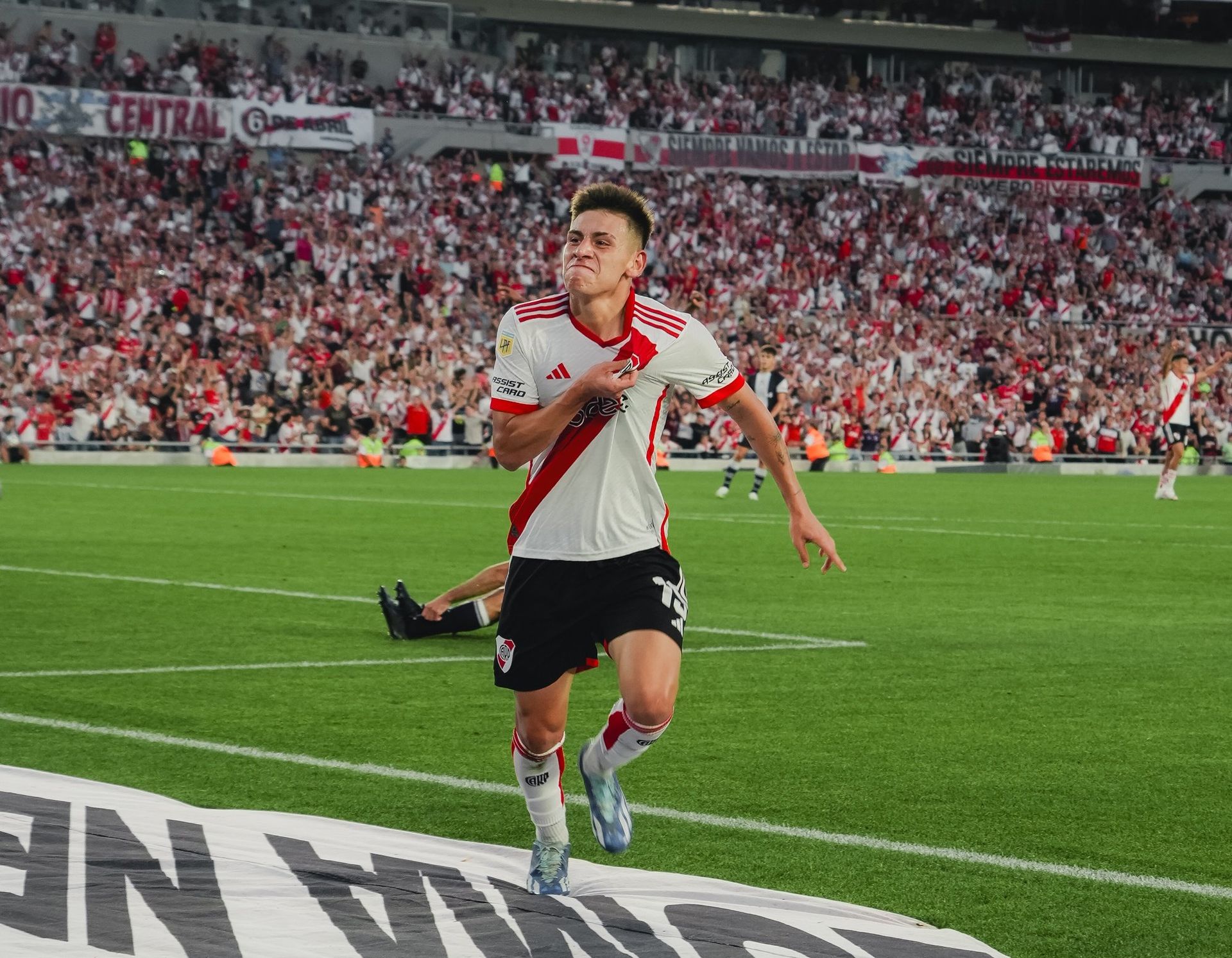 river le gano a gimnasia y esgrima de la plata y esta puntero en su grupo