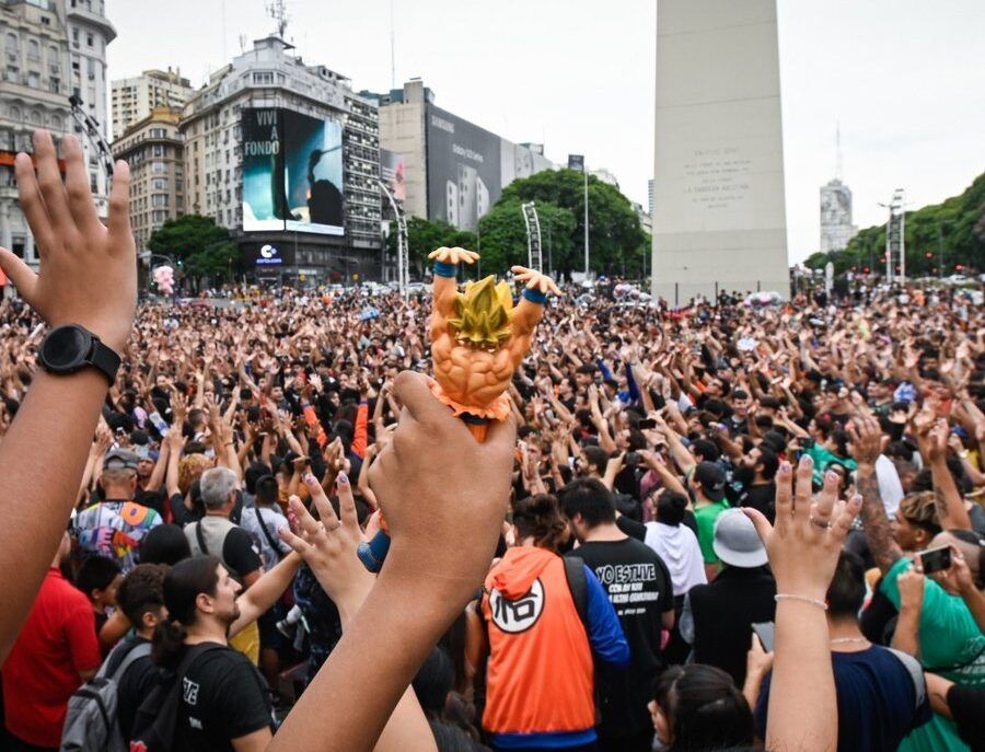fanaticos de dragon ball despidieron a akira toriyama en el obelisco video