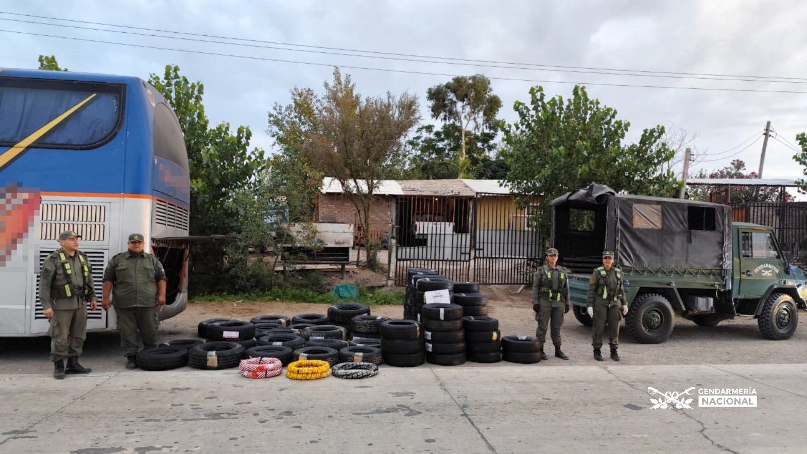secuestraron un contrabando millonario de drogas hojas de coca y cubiertas en un colectivo de oran a mendoza