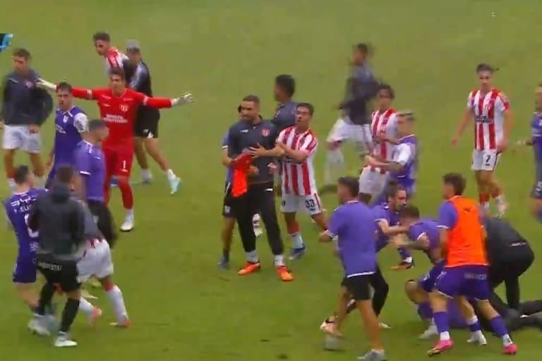 papelonazo de primera pinas entre jugadores de defensor sporting y river plate de montevideo video