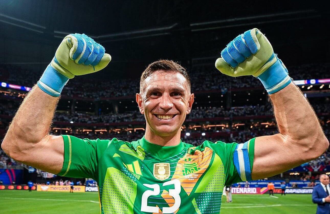 esta reloco el dibu le festejo en la cara la victoria de argentina a la hinchada chilena