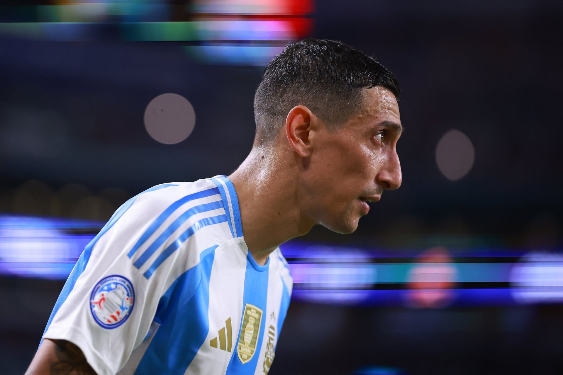 tras 16 anos y con 144 partidos jugados hoy se retira angel di maria de la seleccion