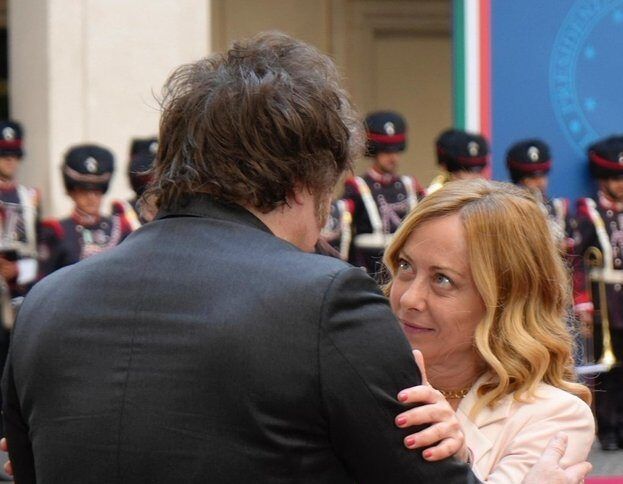 gira europea javier milei se reunio con meloni en roma manana se vera con el papa