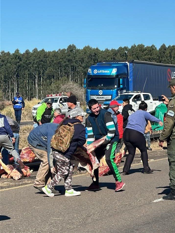 saquearon un camion cargado de carne que volco en la ruta 14 en entre rios video
