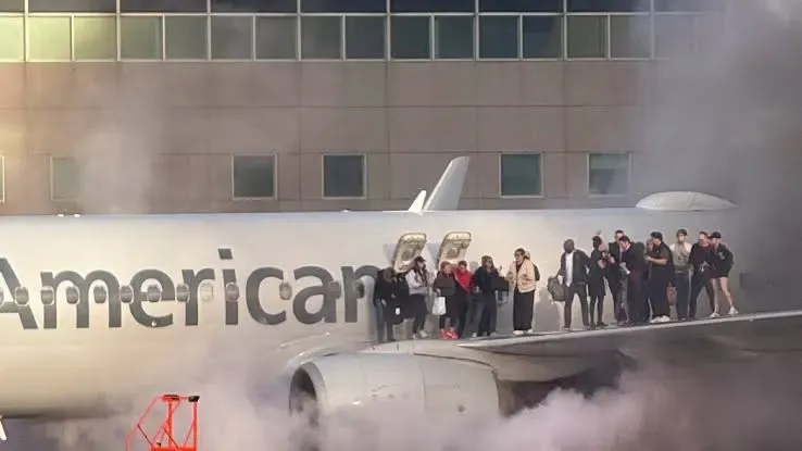susto en un avion que se incendio antes de despegar el video de la dramatica evacuacion
