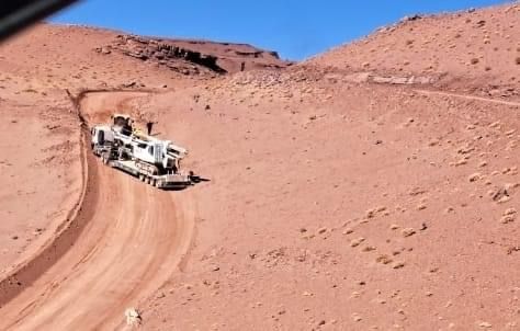 increible un camion minero quedo atascado en un camino de la puna