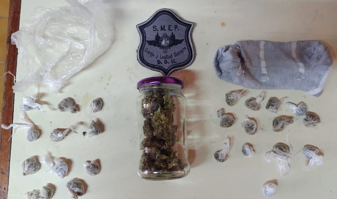 dos menores detenidos con mas de 250 dosis de marihuana en una cancha de la merced