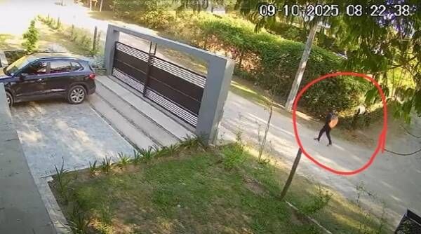 difundieron el video de una camara de seguridad privada que capto a cordeyro caminando solo hacia el cerro elefante