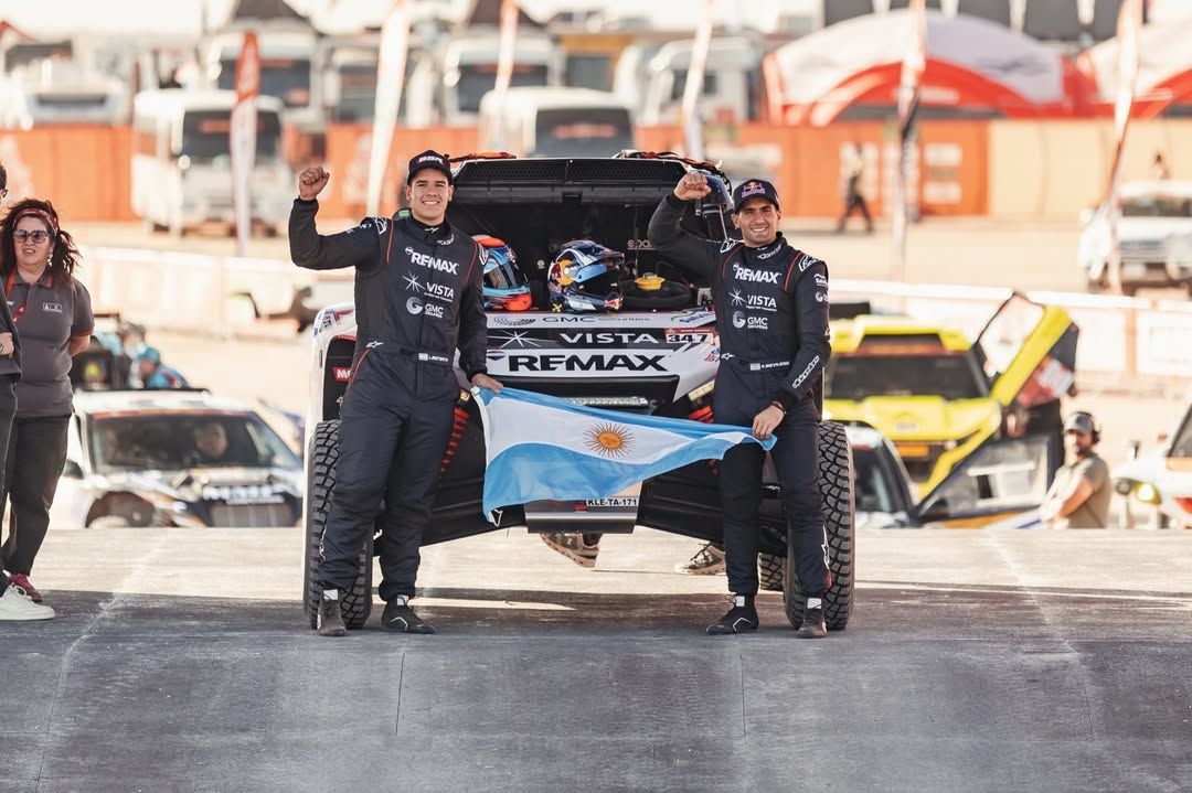 el gesto de franco colapinto con kevin benavides tras el arranque del rally dakar 2026