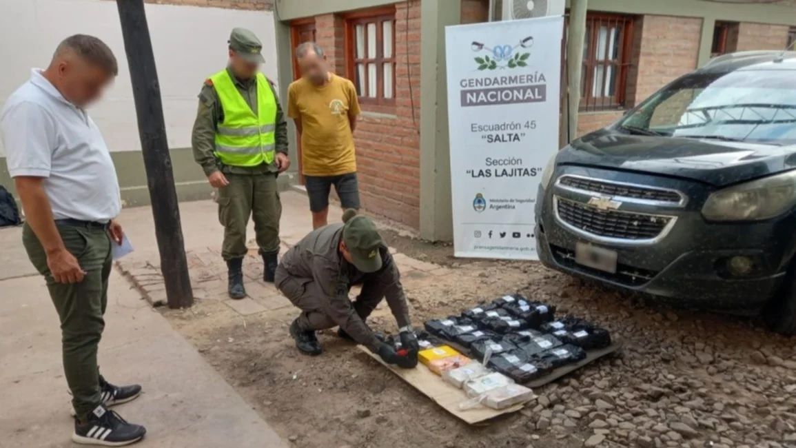 las lajitas se trasladaban en un vehiculo con puertas flojas y ante una requisa a fondo descubrieron 30 kilos de droga