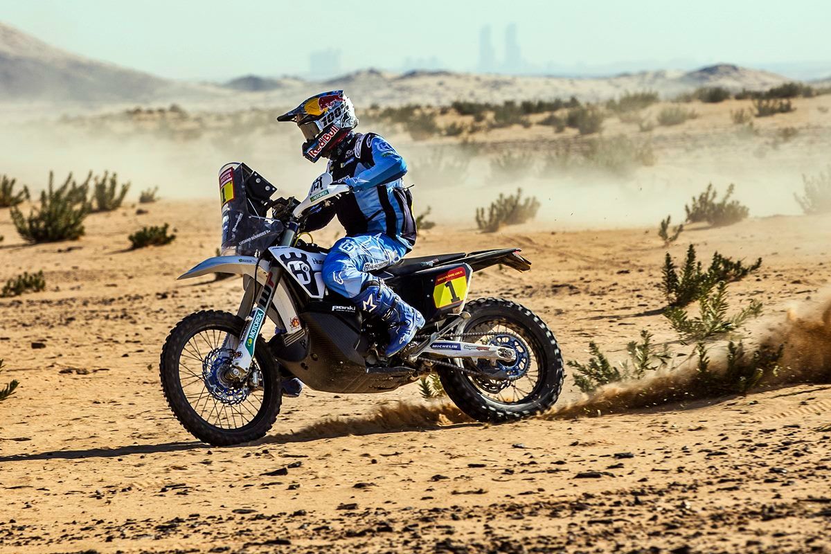 luciano benavides completo el quinto tramo de velocidad pero con problemas en su moto