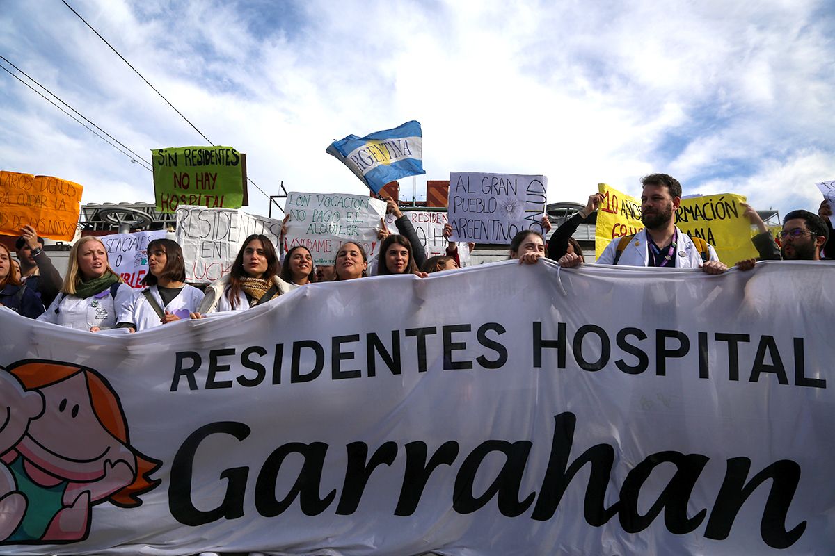 en medio del conflicto el garrahan anuncio un aumento salarial de mas de 60 para los medicos residentes
