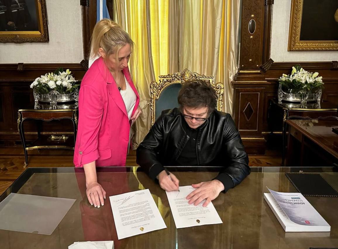 el presidente javier milei firmo el veto a las leyes de aumento a jubilados y a los fondos para discapacidad