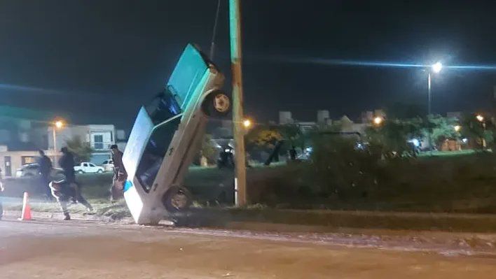 ni colapinto se atrevio a tanto paro el auto en un poste como si fuera una bici