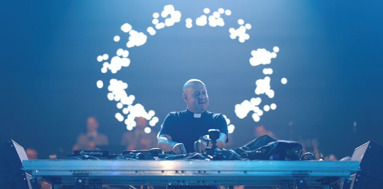 el cura dj mas famoso del mundo llega a la argentina con un homenaje al papa francisco mira el video aqui