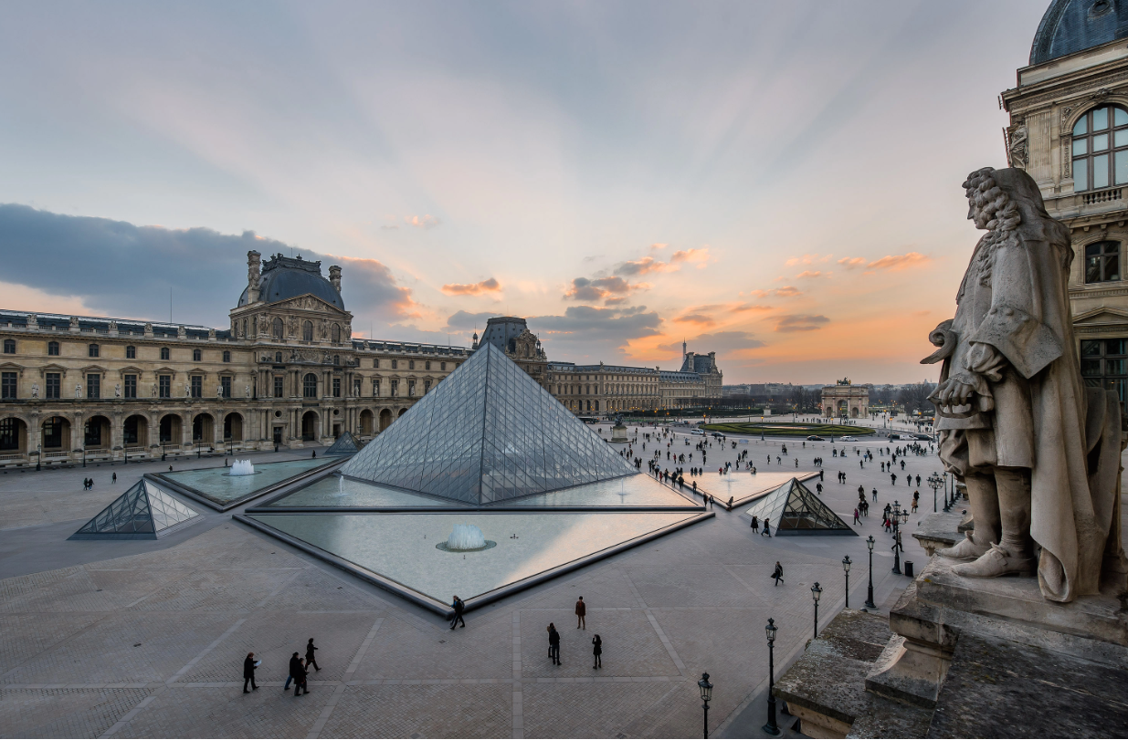 evacuaron el museo del louvre de paris por temor a un atentado video
