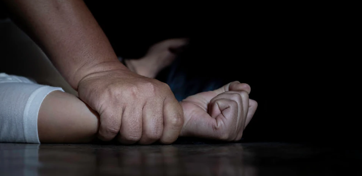 fue vendida abusada y tuvo un hijo con su violador el le reclama que sea buena madre