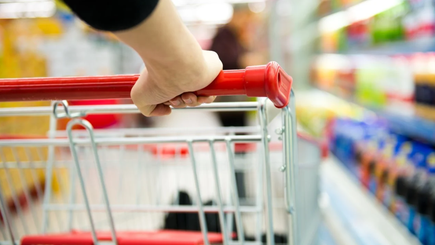 una cadena de supermercados ofrece productos a 1