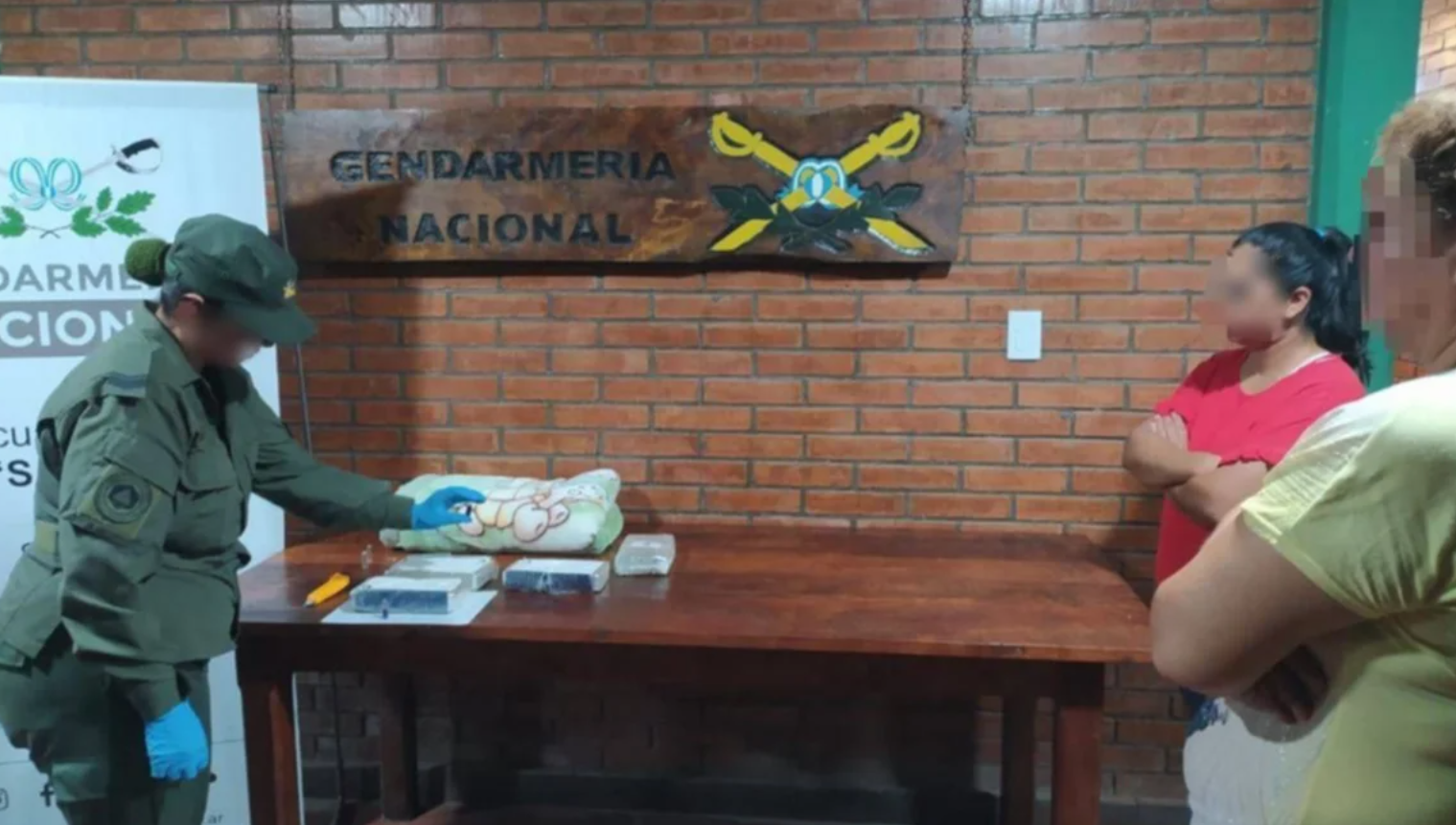 cayo una narcomadre que escondia cocaina bajo la frazada de su hijo video