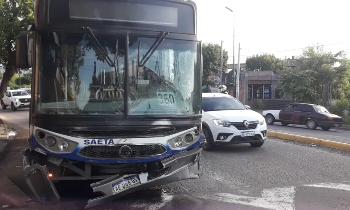 saeta sin frenos un colectivo choco a un auto y casi fue una tragedia